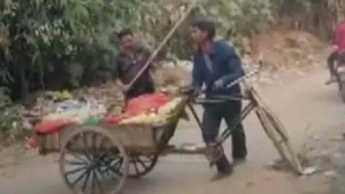  A group of people brutally beat a vegetable vendor with sticks