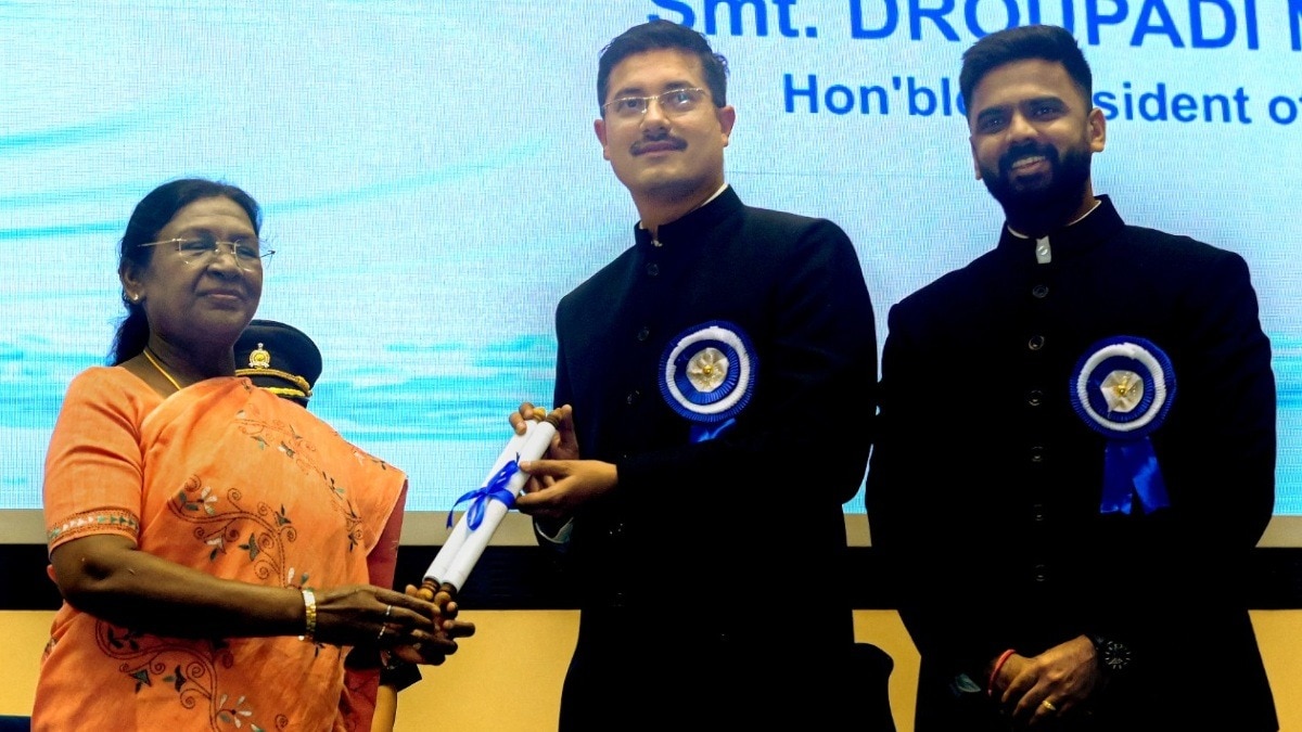 राष्ट्रपति ने खंडवा कलेक्टर और जिला पंचायत CEO को किया सम्मानित.(Photo:ITG)