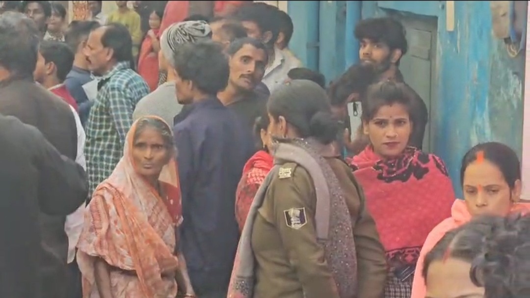 Boyfriend commits suicide in front of girlfriend's house