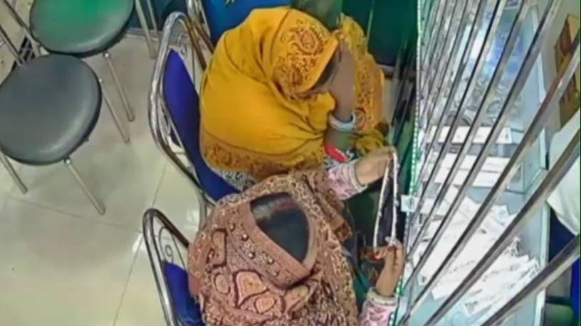 ज्वेलरी शॉप से महिलाओं ने की चोरी. (Photo: Screengrab)