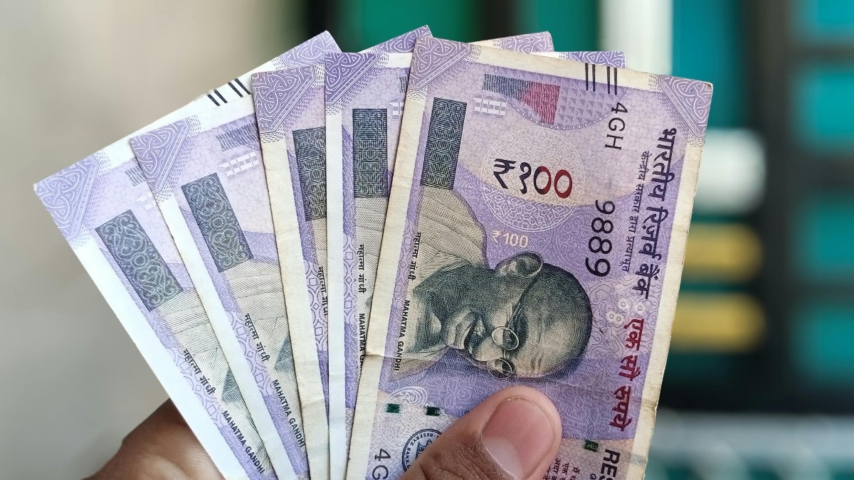 सरकारी नौकरी में बेसिक सैलरी के अलावा DA, HRA, TA, मेडिकल, पेंशन और PF/NPS जैसे भत्ते जुड़ते हैं, जिससे कुल इनकम काफी बढ़ जाती है. Photo: Pexels)