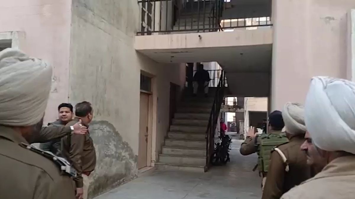 पुलिस ने गार्ड को सरेंडर करने को कहा, लेकिन उसने कर लिया सुसाइड. (Photo: Screengrab)