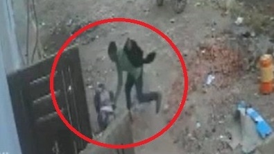 पुताई के दौरान बिल्डिंग से नीचे गिरने पर मजदूर की मौत. (Photo: Screengrab)