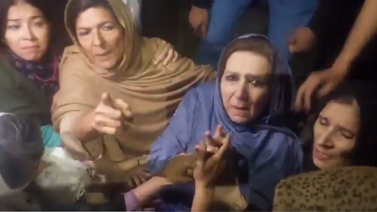 इमरान खान की बहनों को जेल में बंद पूर्व PM से नहीं मिलने दिया गया. (Photo:X/@PTIKPOfficial)