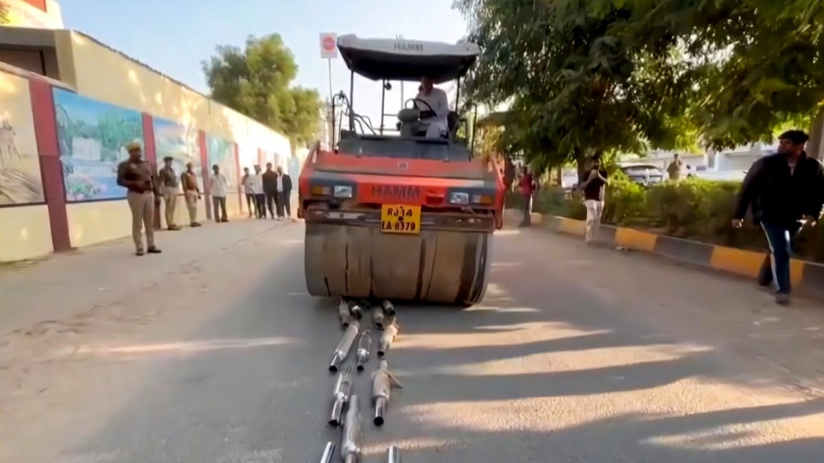 जयपुर पुलिस का 'रोड रोलर' एक्शन.(Photo:ITG)