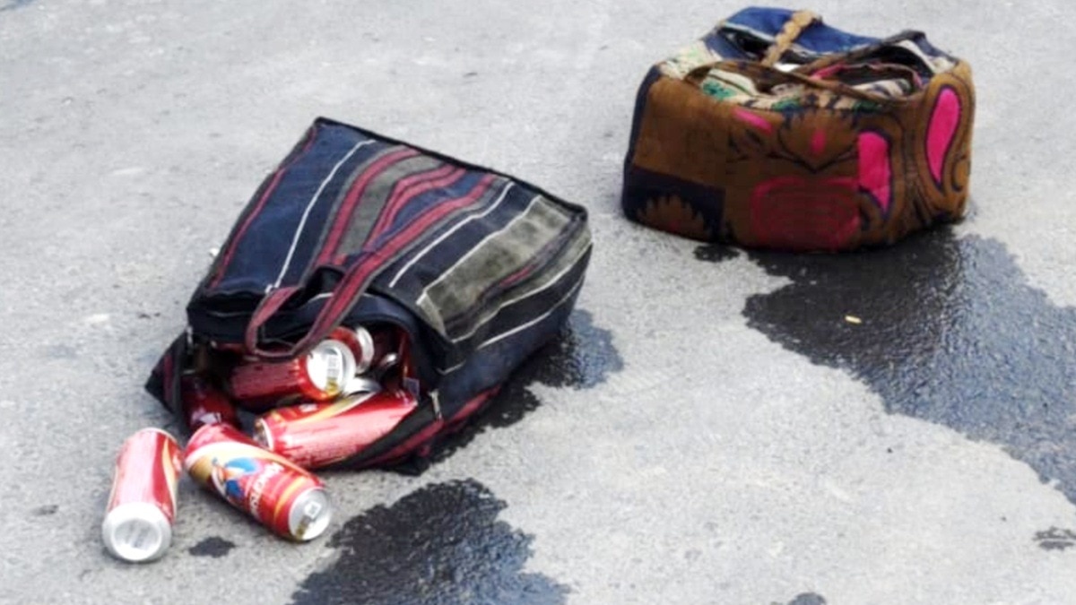 सड़क पर बीयर कैन फेंक भागी महिला.(Photo:ITG)