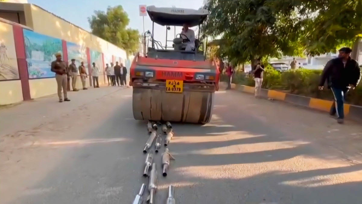 माॅडिफाइड साइलेंसर पर रोलर चला दिया गया (Photo ITG)