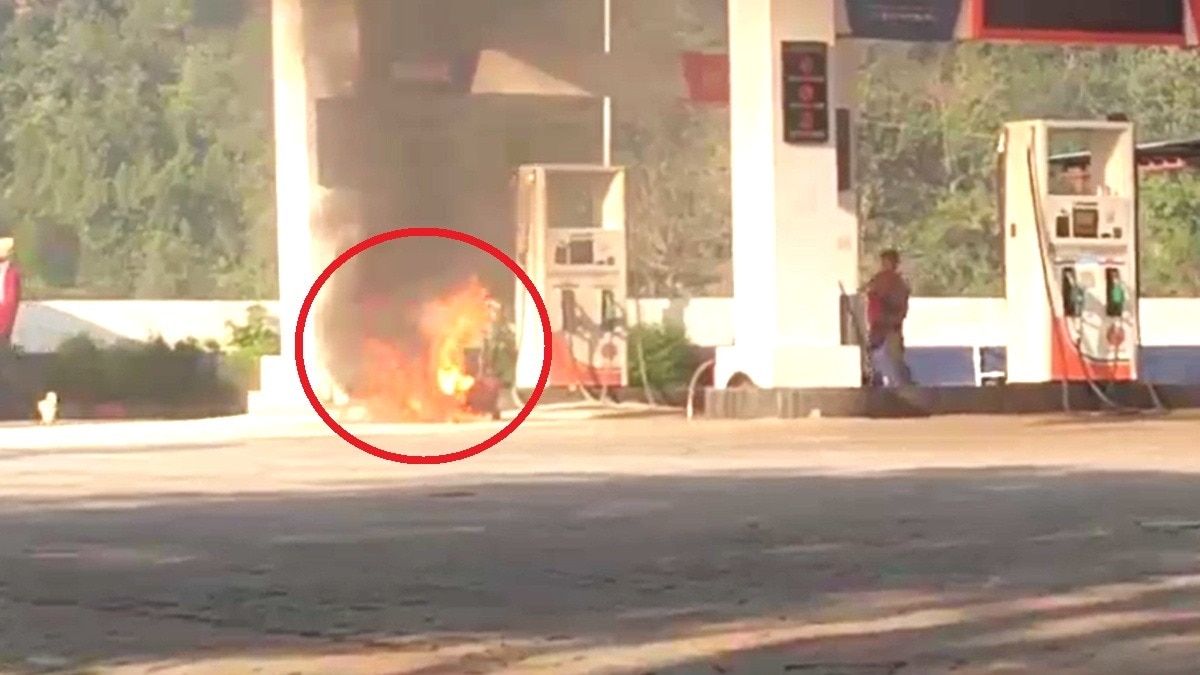 पेट्रोल पंप कर्मचारी की सूझबूझ से आग पर पाया काबू.(Photo:Screengrab)