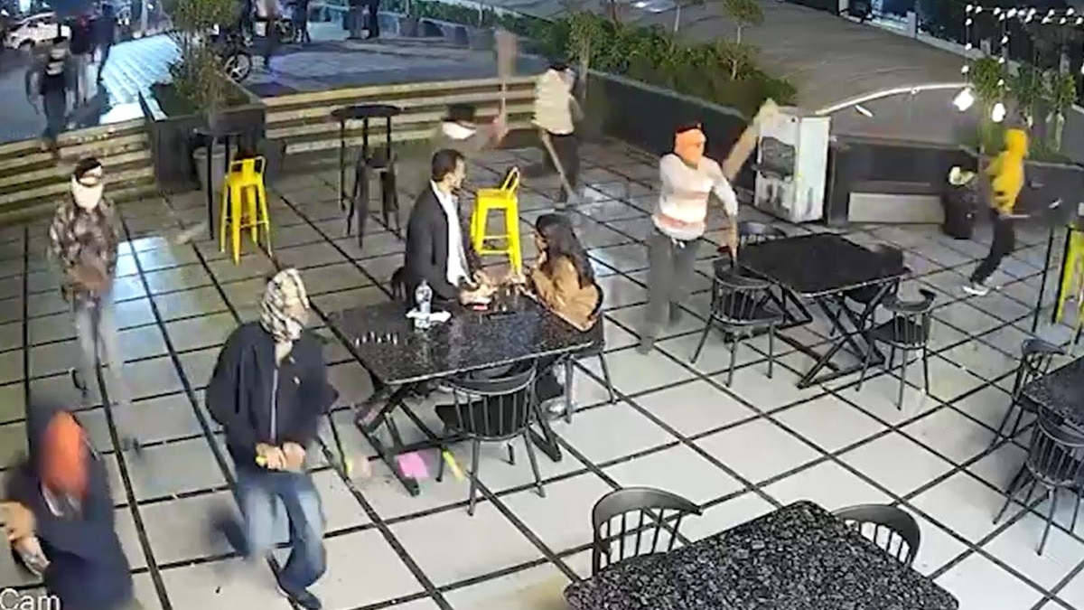 भोपाल में नकाबपोश बदमाशों ने कैफे में तोड़फोड़ की.(Photo:Screengrab)