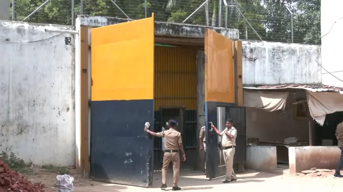 साबरमती जेल में कैदियों ने ISIS आतंकी को पीटा. (Photo: Screengrab)