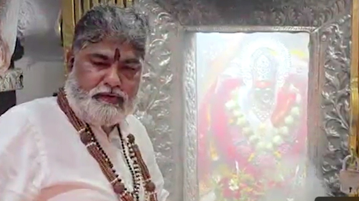 मैहर की मां शारदा मंदिर में चढ़ावा विवाद.(Photo:Screengrab)
