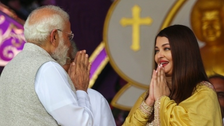 aishwarya touches pm modi feet