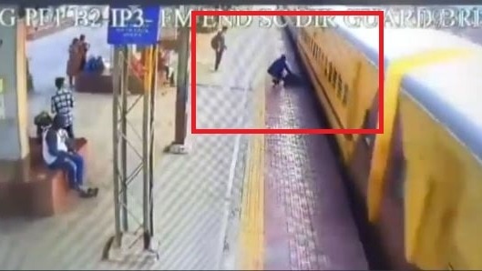 बाल-बाल बची यात्री की जान(Photo: Screengrab)