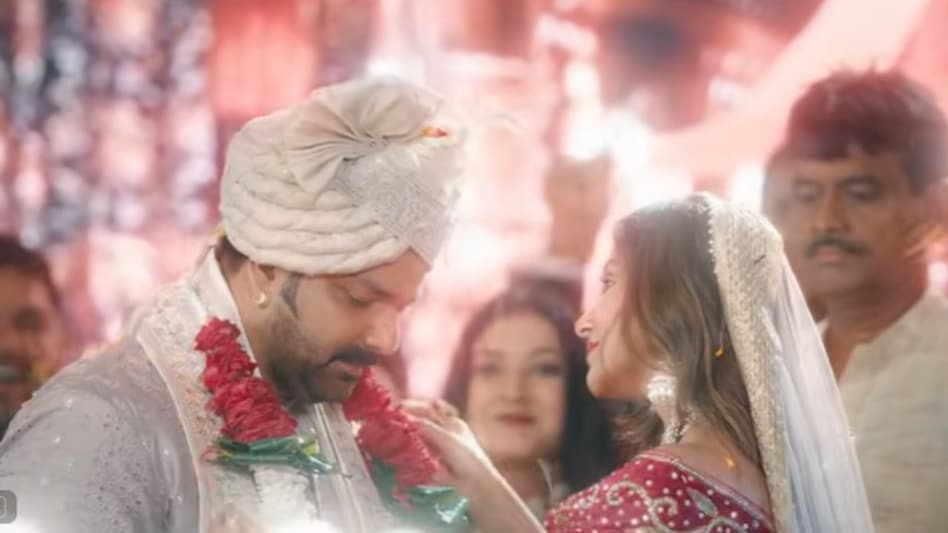 दूल्हा बने भोजपुरी स्टार पवन सिंह, बिग बॉस फेम एक्ट्रेस संग लिए फेरे, वेडिंग सॉन्ग में उड़ाया गर्दा - pawan singh turns groom dulhan sana sultan wedding song bihar cabinet ...