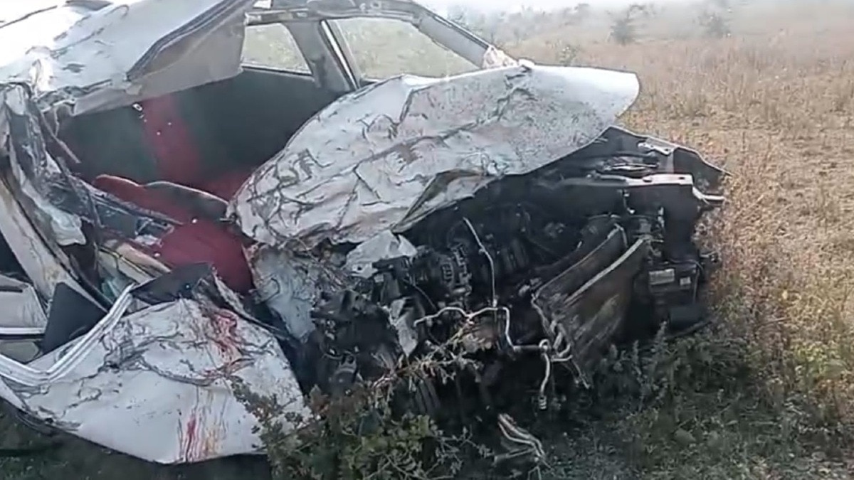 हादसे में क्षतिग्रस्त कार. (Photo:ITG)