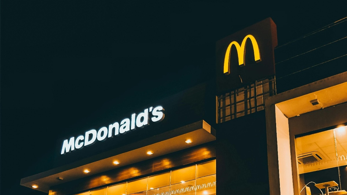 McDonald's ने भारतीय मूल के शख्स को 40 साल काम करने पर दिया सम्मान