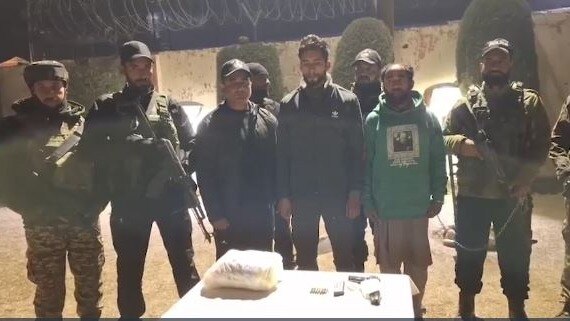 कश्मीर में नार्को-टेरर मॉड्यूल ध्वस्त, बाप-बेटे गिरफ्तार, हथियार बरामद