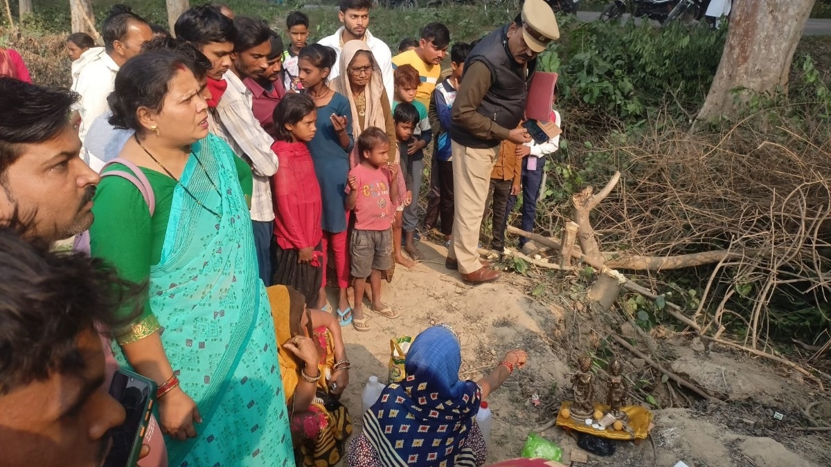  statue found during excavations in Unnao, people gathered to worship (Photo- ITG)
