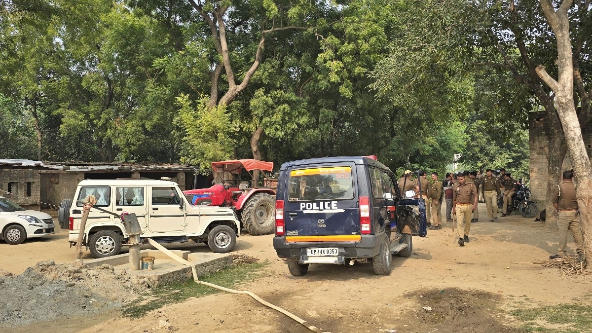 Police attacked while arresting a warrantee in Sultanpur (Photo- ITG)