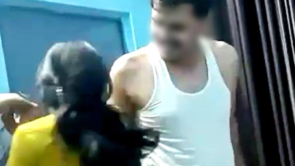 डॉक्टर का युवती संग डांस का वीडियो वायरल.(Photo:Screengrab/ITG)