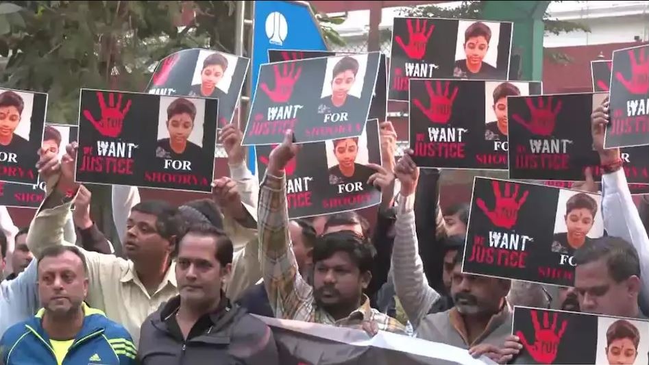 छात्र की मौत के बाद सड़कों पर उतरे लोग (Photo: Screengrab)