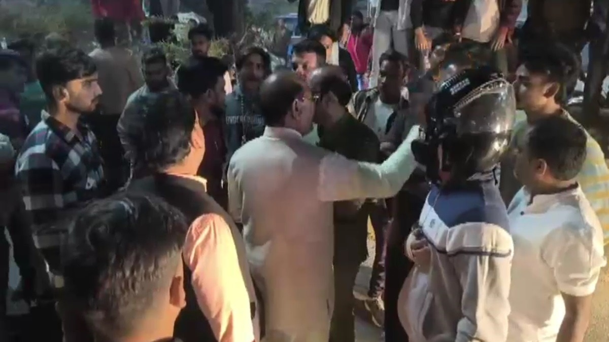 बरेली में सड़क जाम कर लोगों ने खूब हंगामा किया (Photo: Screengrab) 