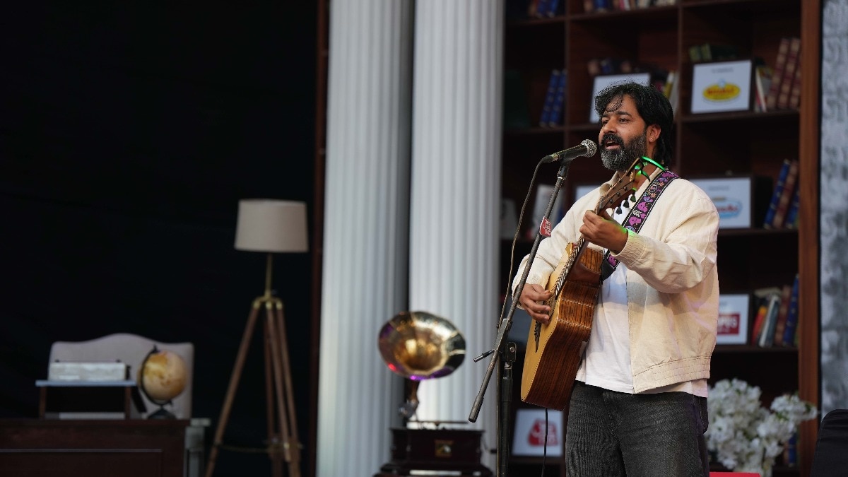 साहित्य आजतक के मंच पर राहगीर ने दी अपनी प्रस्तुति