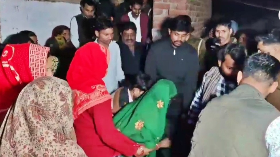 Family members weeping after the murder of a young woman in Etawah (Photo- Screengrab)