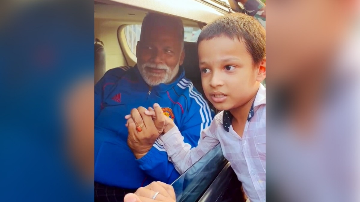 A new video of MP Pappu Yadav giving money goes viral