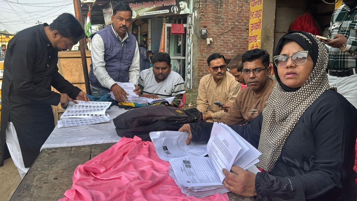 BLOs engaged in work of voter list revision (Photo- ITG)