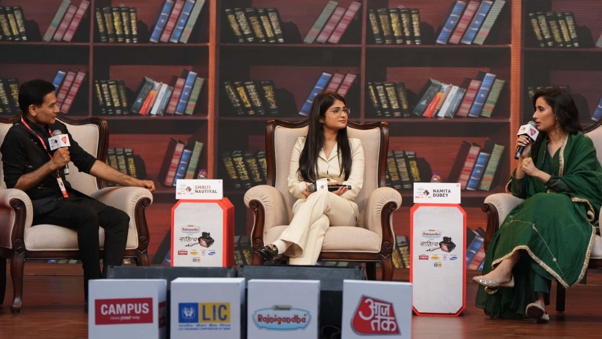 साहित्य आजतक 2025 में मंच पर मौजूद अतिथि. (Photo ITG)