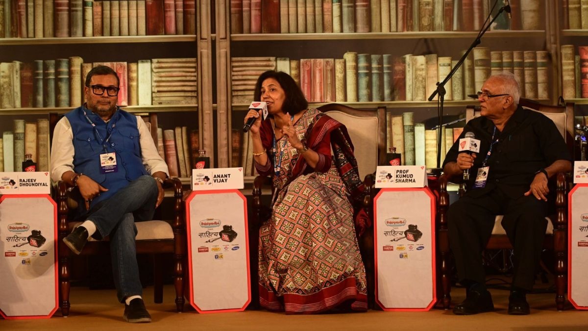 साहित्य आजतक के मंच पर उपस्थित अतिथि. (Photo: ITG)