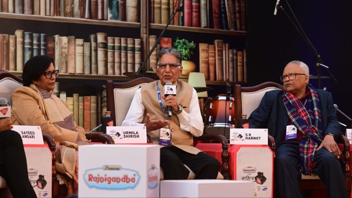 साहित्य आजतक 2025 के मंच पर लेखक 