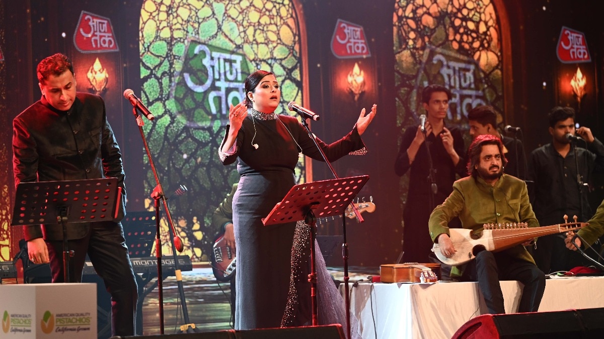 साहित्य आजतक के मंच पर फोल्क सिंगर वर्षा सिंह धनोआ (Photo Credit: Chandradeep Kumar, Hardik Chhabra, Arun Kumar)