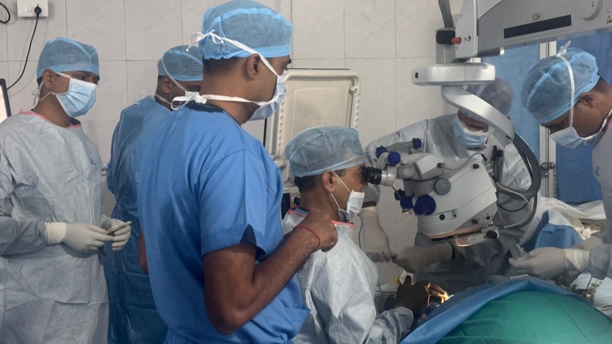 सेना के डॉक्टरों ने हजारों लोगों की आंखों की रोशनी लौटाई.