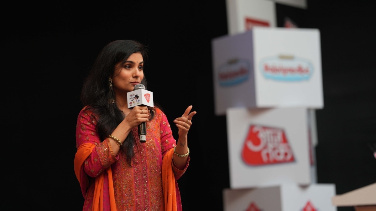 सहित्य आजतक में शचि पाठक ने सुनाई प्रेम में डूबी कविताएं (Photo - ITG)