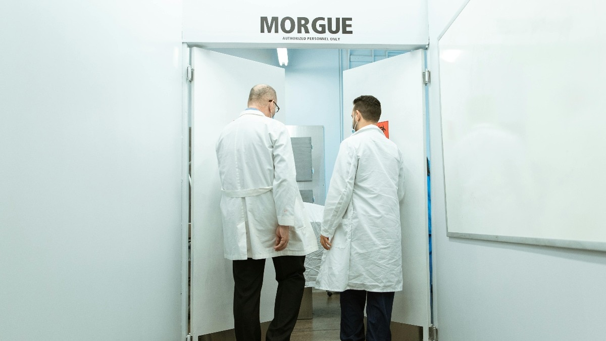 मुर्दाघर के फ्रीजर से नहीं निकल पाई दादी, डॉक्टरों की एक गलती की वजह से हुई मौत