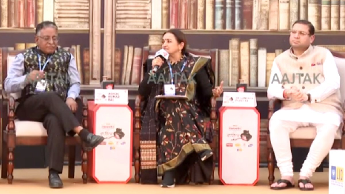 साहित्य आजतक के मंच पर उपस्थित अतिथि. (Photo: ITG)