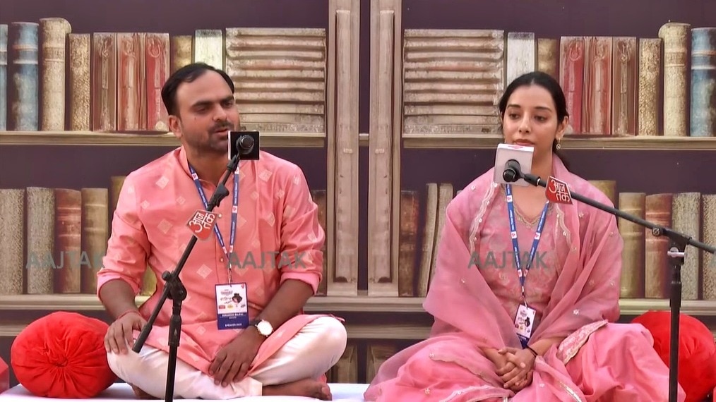 साहित्य आजतक 2025 के मंच पर हिमांशु वाजपेयी और प्रज्ञा शर्मा