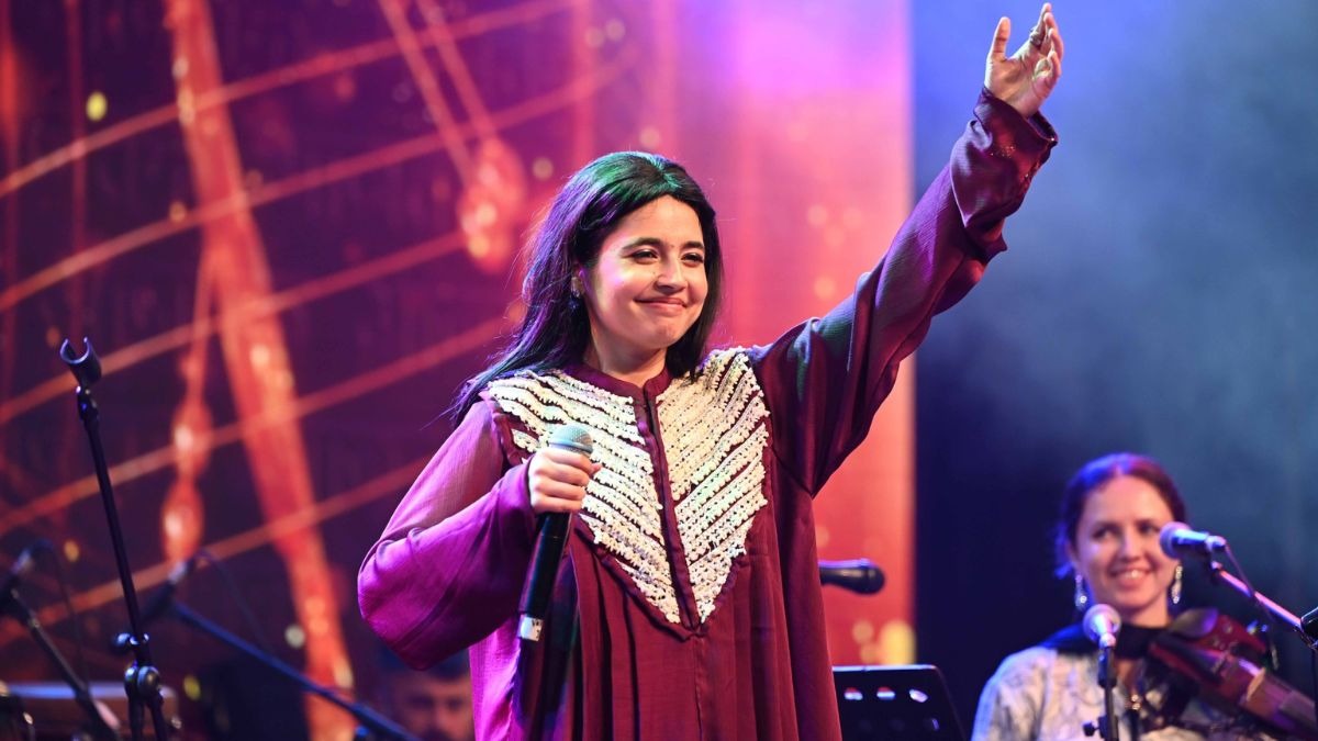 साहित्य आजतक में हरगुन कौर की परफॉर्मेंस पर झूमे लोग. (Photo ITG/Chandradeep Kumar)