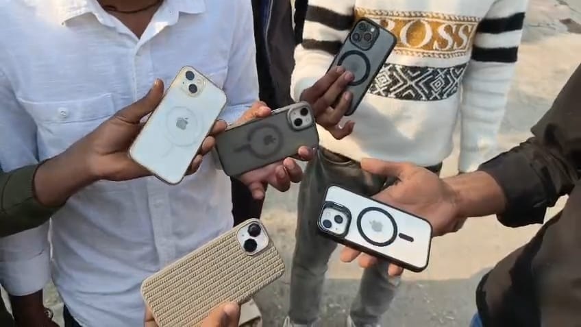 सहारनपुर में iPhone घोटाला! सैकड़ों फोन एक साथ हुए बंद, युवक हंगामा करते पहुंचे थाने