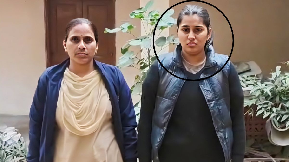 पुलिस पहुंची तो कार में बैठी मिली लड़की. (Photo ITG)