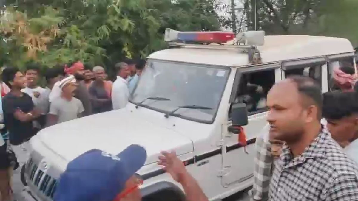 महिला और उसके प्रेमी को ग्रामीणों ने किया पुलिस के हवाले. (Photo: Screengrab)