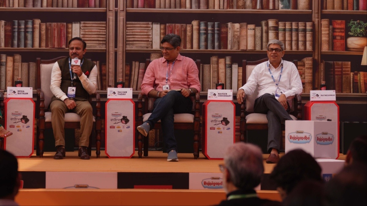 साहित्य आजतक के मंच पर लेखक और मोटिवेशनल स्पीकर 