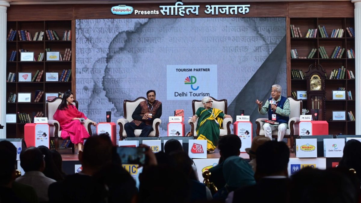 साहित्य आजतक के मंच पर मौजूद लेखक-पत्रकार शाहिद सिद्दीकी, नीरजा चौधरी लेखक और राजदीप सरदेसाई. (Photo: ITG/K. Asif)