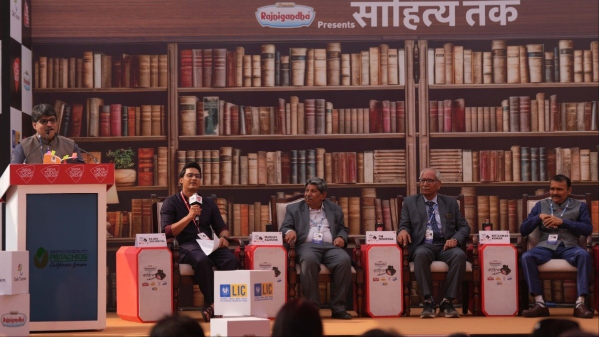 साहित्य आजतक के मंच पर जाने-माने कवि और लेखक