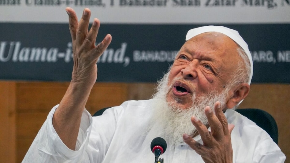 देश का माहौल बिगाड़ रहे मदनी, मुसलमानों के हित में काम कर रहे PM', बोले ऑल इंडिया इमाम ऑर्गनाइजेशन के चीफ - maulana arshad madani controversial statement imam umar ilyasi ...
