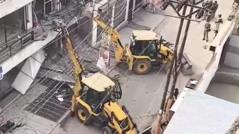 मोहम्मद आरिफ के मार्केट पर चला बुलडोजर. (Photo: Screengrab)