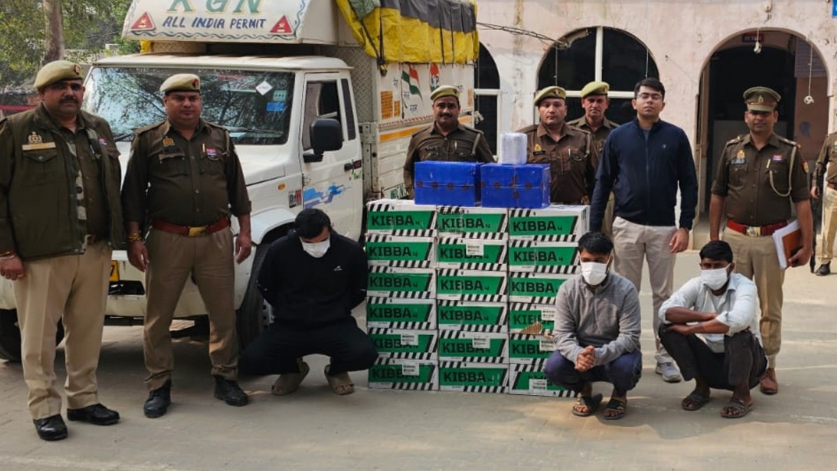 दिल्ली से बीयर लाकर ग्रेटर नोएडा में बेचते थे.(Photo: Arun Tyagi/ITG)