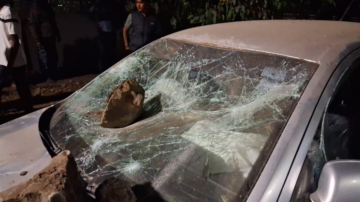 सड़क हादसे के बाद ड्राइवर की पिटाई और तोड़फोड़